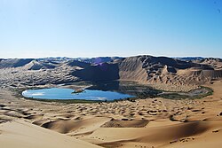 Lago Yinderitu en el desierto de Badain Jaran en China.