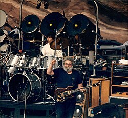 Jerry Garcia y Mickey Hart actuando en el Red Rocks Amphitheatre en 1987