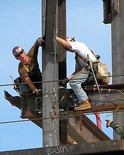 Obreros trabajando en una labor industrial