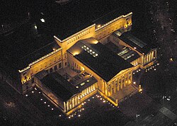 El museo iluminado de noche