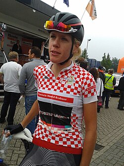 Ellen van Dijk celebrando su victoria en la edición de 2013