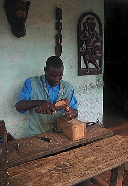 Artesano trabajando en una comunidad