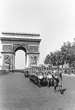 Soldados alemanes marchan junto al Arco del Triunfo en junio de 1940