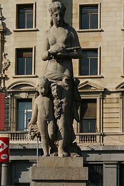 Mujer con niño y flautín en la Plaza de Cataluña de Barcelona