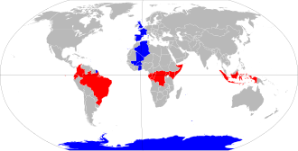 Mapa global que muestra la ruta de la línea ecuatorial en rojo frente al meridiano de Greenwich.
