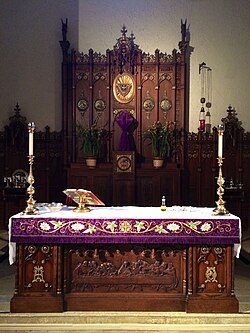 Cruz del altar cubierta con tela violeta durante el tiempo cuaresmal.