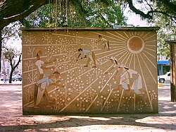Mural con una representación de una cosecha de algodón en la plaza 25 de Mayo