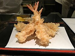 Plato de tempura servido con verduras y mariscos.