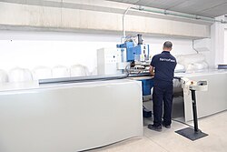 Operario industrial trabajando en una fábrica