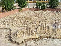 Modelo tridimensional de una parte de la península ibérica en el Parque escolar de Carlet.