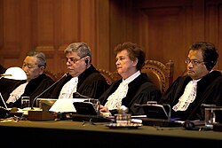 Grupo de jueces de la Corte Internacional de Justicia con toga
