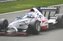 Monoplaza del equipo de Reino Unido en pista