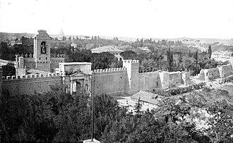 Fotografía histórica de la brecha abierta en la Puerta Pía