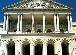 Fachada principal del Palácio de São Bento en Lisboa