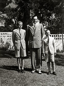 Juan de Borbón junto a sus hijos Juan Carlos y Alfonso