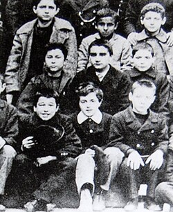 Amedeo Modigliani de niño en la escuela, en la primera fila en el centro