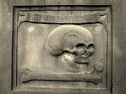 Grabado en piedra de Memento Mori de 1746 en la Iglesia Parroquial St Cuthbert, en Edimburgo