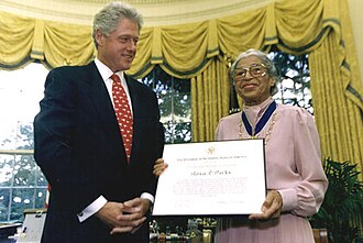 Rosa Parks junto al presidente Bill Clinton durante una ceremonia oficial.