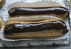 Primer plano de varios éclairs con glaseado
