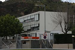 Fachada de la Escuela Thau de Barcelona, diseñada por el equipo de Oriol Bohigas.