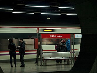 Vista interior del andén de la estación de Clot-Aragón
