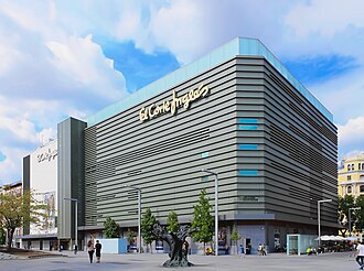 Fachada de un establecimiento de El Corte Inglés en España.