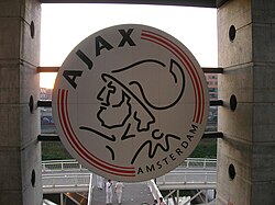 Escudo del Ajax en el estadio
