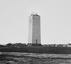 Fotografía histórica de Mathew Brady tomada alrededor de 1860 mostrando el monumento parcialmente construido.