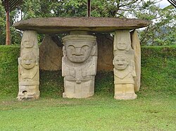 Estatuas monolíticas en un monumento indígena