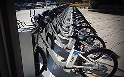 Bicicletas públicas estacionadas en la Plaza Cibeles de Madrid.