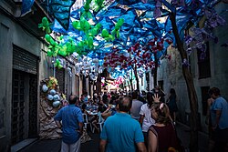 Calles ornamentadas durante la celebración de las fiestas de Gracia en agosto