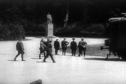 Hitler y oficiales observando la estatua de Foch