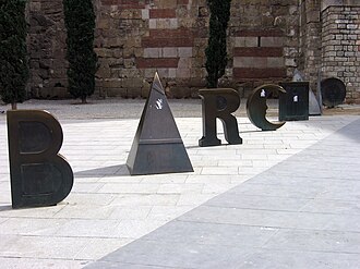 Barcino (1994), de Joan Brossa, en la plaza Nueva de Barcelona.