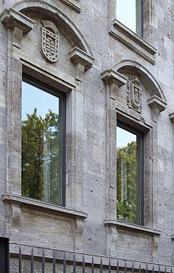 Ventanas con los escudos actuales de la embajada