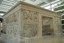 Vista posterior del monumento clásico Ara Pacis
