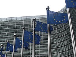 Banderas de la Unión Europea izadas frente al edificio Berlaymont