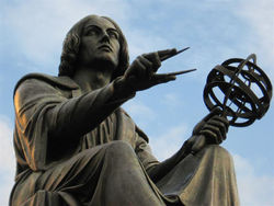Detalle de un monumento dedicado a Nicolás Copérnico en Varsovia