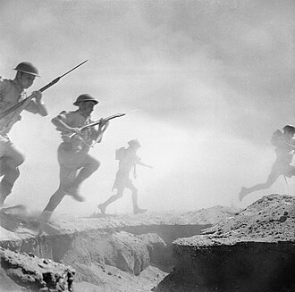 Tropas y vehículos británicos avanzando en el frente de El Alamein.