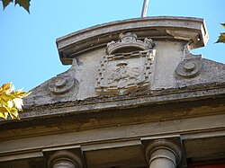 Detalle del escudo republicano en la plaza
