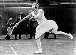 Suzanne Lenglen durante una de sus participaciones históricas.