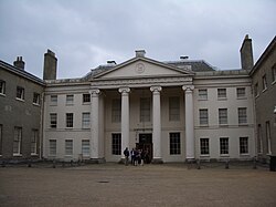 Entrada principal de Kenwood House, con columnas jónicas