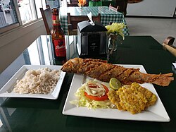 Plato de arroz con coco, pescado y patacones en Panamá