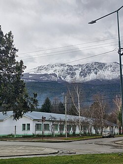 Vista del Cerro Piltriquitrón desde la escuela ESRN N°30