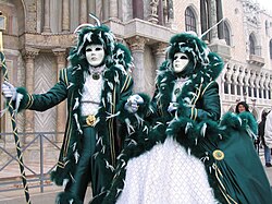 Máscaras y ambiente clásico del Carnaval de Venecia.