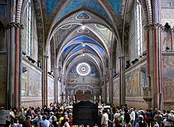 Interior de la basílica superior de San Francisco de Asís