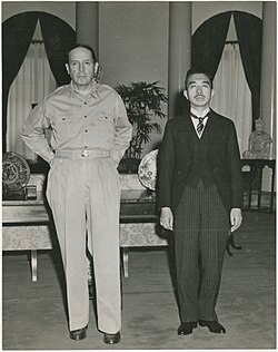 El general MacArthur junto al emperador Hirohito en su primer encuentro en 1945