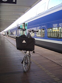 Bicicleta plegable en una estación de tren