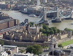 La Torre de Londres junto al Puente de la Torre.