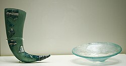 Objetos de vidrio de la época tardorromana y bizantina expuestos en el Museo del Teatro Romano de Cartagena.