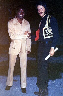 James Brown junto a un DJ tras un concierto en Tampa en 1972